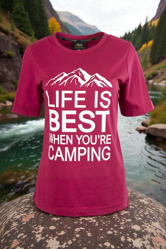 Wiemobil Campingshirt „Life Is Best When You’re Camping“ – Berry | Outdoor T-Shirt mit Bergmotiv