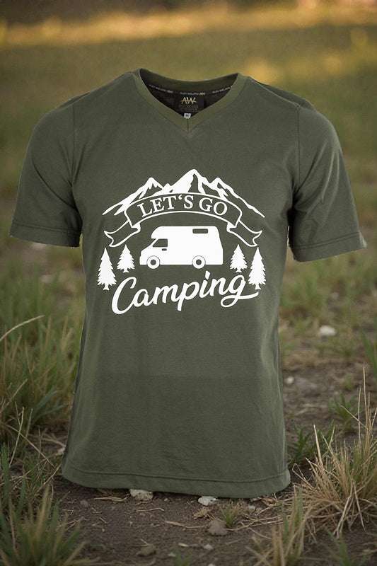 Wiemobil Campingshirt „Let’s Go Camping“ – Olive | V-Neck Outdoor T-Shirt mit Camper & Bergmotiv