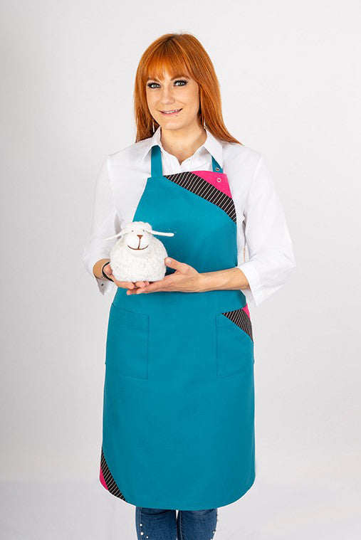 Performance Latzschürze Dublin_Sonderedition, eine petrol-farbene Schürze in Verbindung mit edlem Nadelstreifen und pink