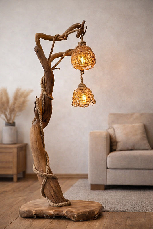 Stehlampe aus Massivholz mit einem Stamm mit Seil & 2 Flecht-Schirmen – rustikale Treibholz-Lampe im Boho/Landhaus Stil
