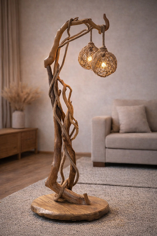 Rustikale Stehlampe aus 2 Massivholzstämmen mit Seil & 2 Rattan-Schirmen – Handmade Naturdesign im Boho- & Landhausstil