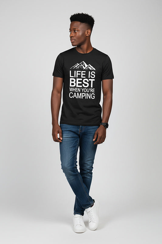 Wiemobil Campingshirt „Life Is Best When You’re Camping“ – Schwarz | Outdoor T-Shirt mit Bergmotiv
