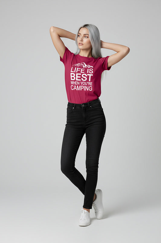 Wiemobil Campingshirt „Life Is Best When You’re Camping“ – Berry | Outdoor T-Shirt mit Bergmotiv