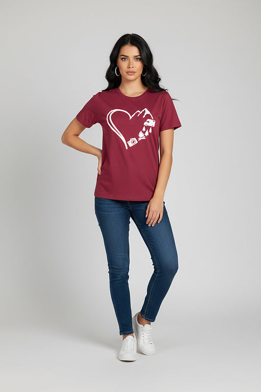 Wiemobil Campingshirt „Camping Love“ – Bordeaux- Rot | Outdoor T-Shirt mit mit Herz, Berge & Camper