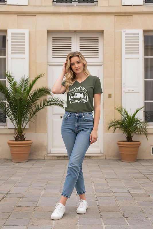 Wiemobil Campingshirt „Let’s Go Camping“ – Olive | V-Neck Outdoor T-Shirt mit Camper & Bergmotiv